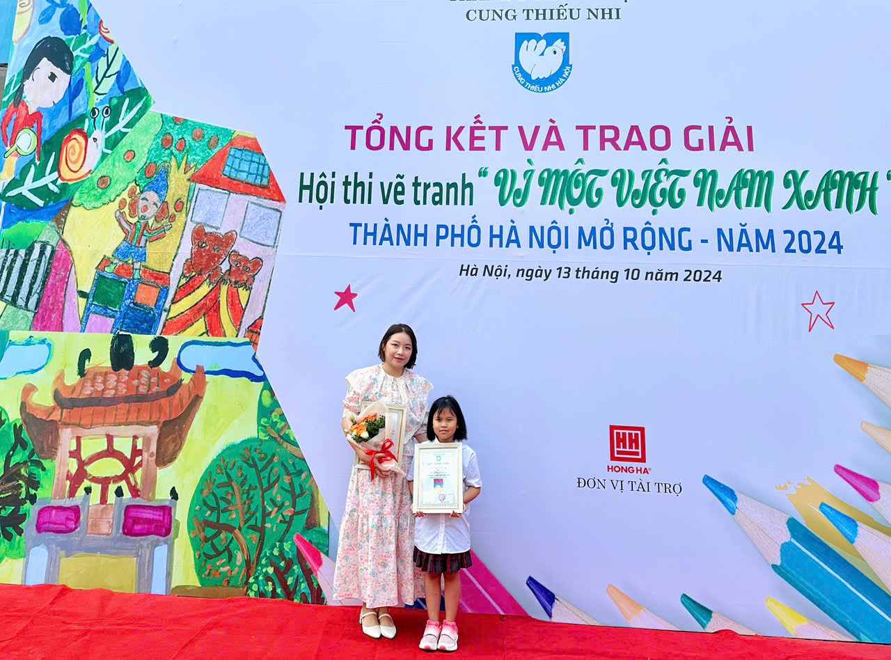 Trà My và cô giáo Phương Dung tại lễ trao giải Hội thi